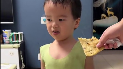 二哈偷小宝宝的饼吃，被抓后一副死猪不怕开水烫的样子，笑死人了 #二哈 #萌宠出道计划 #哈士奇 #神