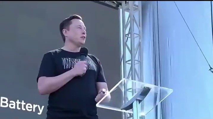 炸裂！特斯拉金色Optimus首秀，Grok加持能聊天！ 炸裂！特斯拉金色Optimus首秀，Gro