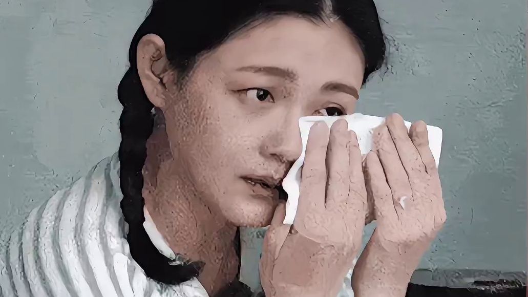 具俊晔被网友拍到，在大S墓前修图！