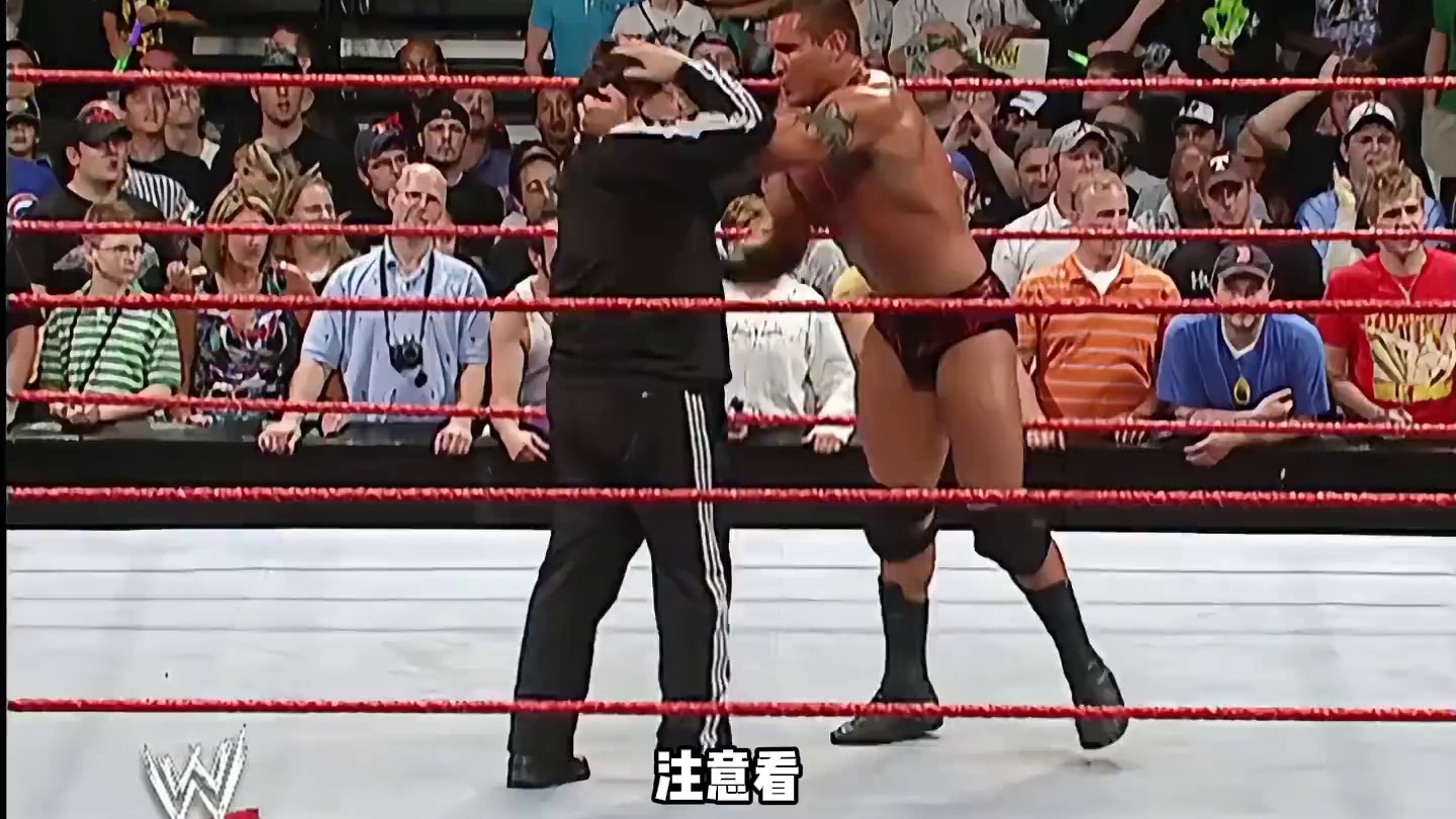 #wwe #摔角 #约翰塞纳 约翰塞纳的父亲用兰迪的终结技住院脚袭击兰迪