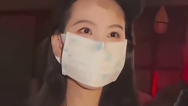 妆都遮不住陈都灵脸上的伤