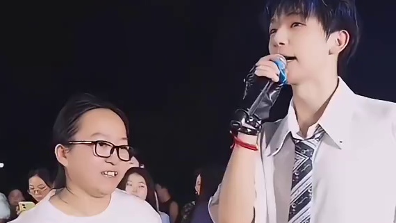 一位很特殊的粉丝 今天晚上还是在江西泰豪动漫职业学院和大家见面哦！#辣妹开唱 #辣妹 #柚子宇 #仙