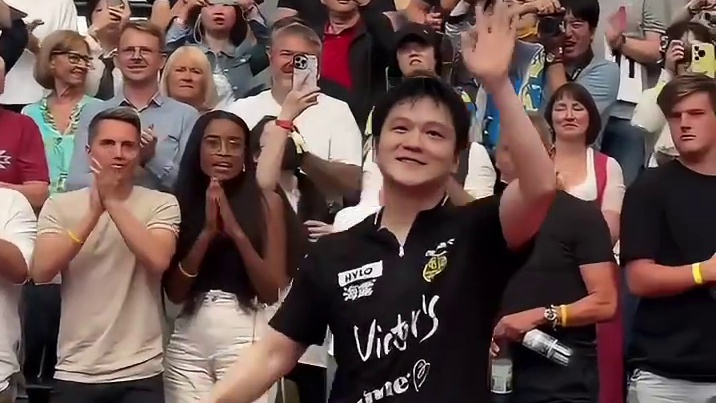 巨星待遇！现场观众全部高喊樊振东！恭喜东哥拿下德甲首胜！熟悉的东哥又回来了！