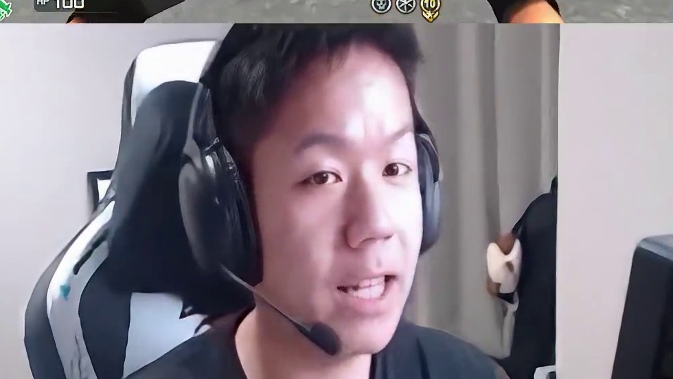 念旧排位把阿肯当日本人整，气得阿肯赛后和念旧扣字斗嘴