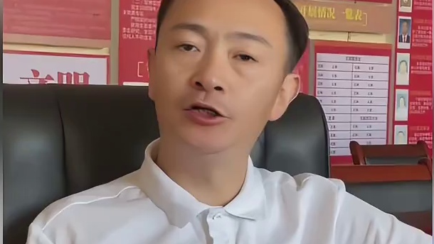 校长呀您瞅瞅，又老糊涂走错到别家学校啦，赶紧麻溜回来哟！