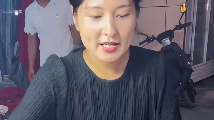 街边偶遇一家禹州特色烧饼夹凉粉，四块钱一个，老铁们帮我看看正宗不