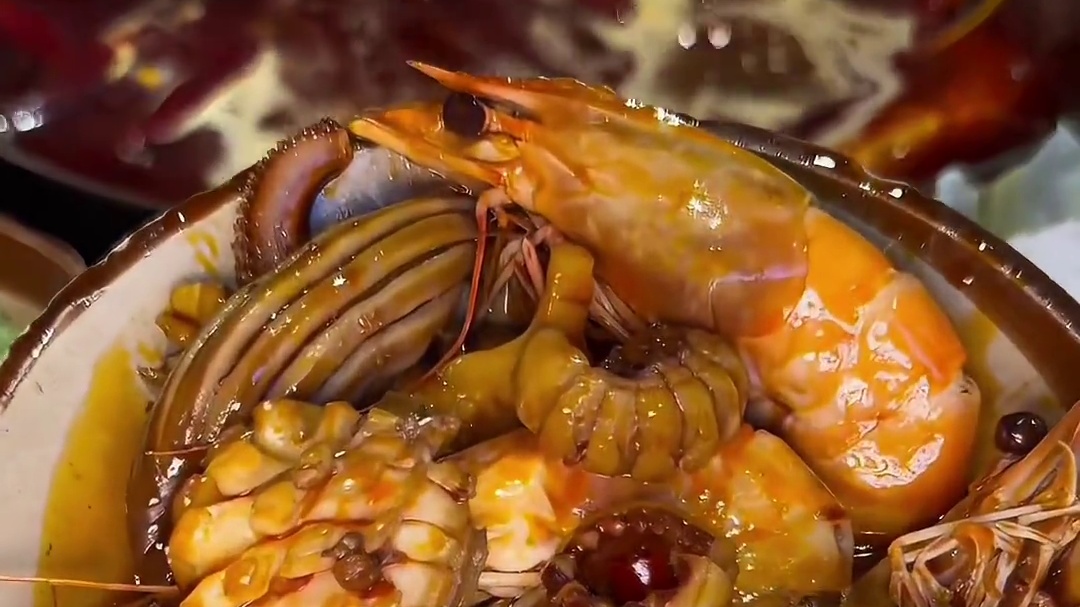 路边上的海鲜小摊还挺接地气的