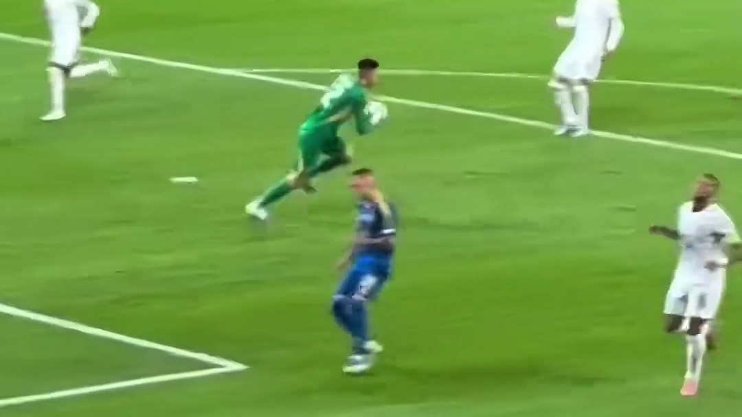 这球可惜了！伤停补时楚阿梅尼外脚背送出精彩传球，姆巴佩跑出单刀后挑射将球送给了门将