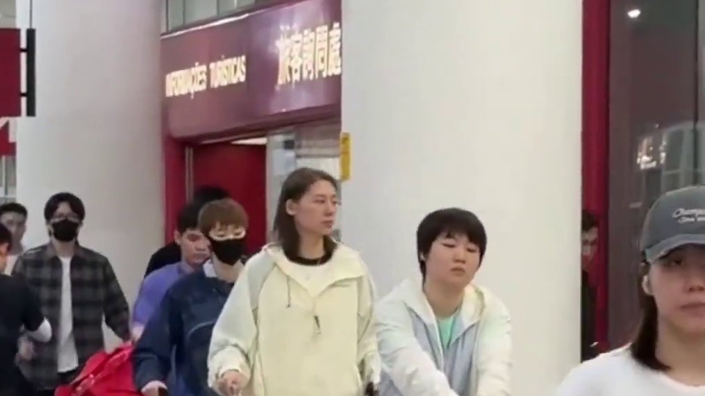 国乒安全抵达澳门，莎莎一身英姿飒爽，澳门冠军赛加油#孙颖莎