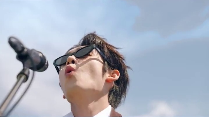 #听谁在唱歌  戴上耳机，听寻乐团在草原上唱《飞鸟之歌》，自由浓度超标！风声作和声，草地当舞台，每一