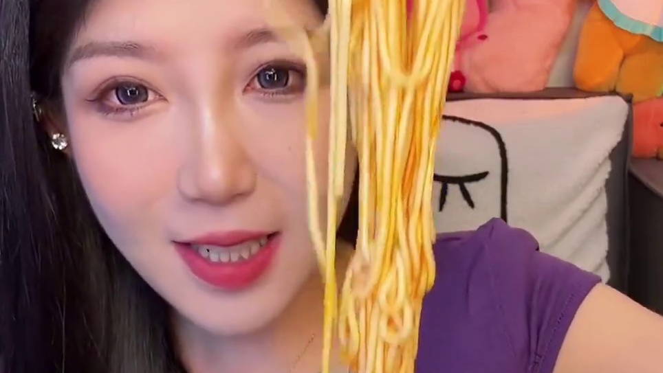 兰州拉面来啦！冲泡的哈 很香不是特别辣 清真非油炸！很好吃！汤底浓郁 面条劲道 不是软塌塌的那种面条