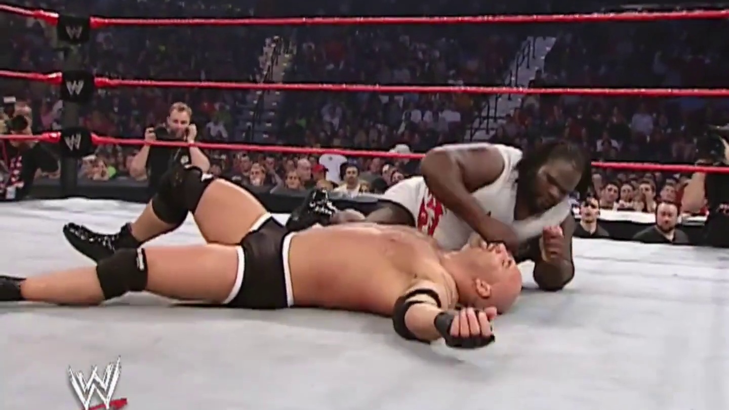 战神高柏陷入苦战，泰迪朗恩帮助马克亨利 #wwe #摔角 #战神高柏 #马克亨利