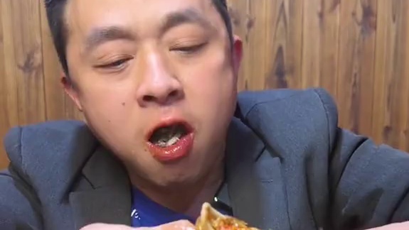 简简单单吃个羊头.大口吃肉的感觉就是好#美食 #生活不会辜负每一个努力的人 #大口吃肉的感觉真好 #