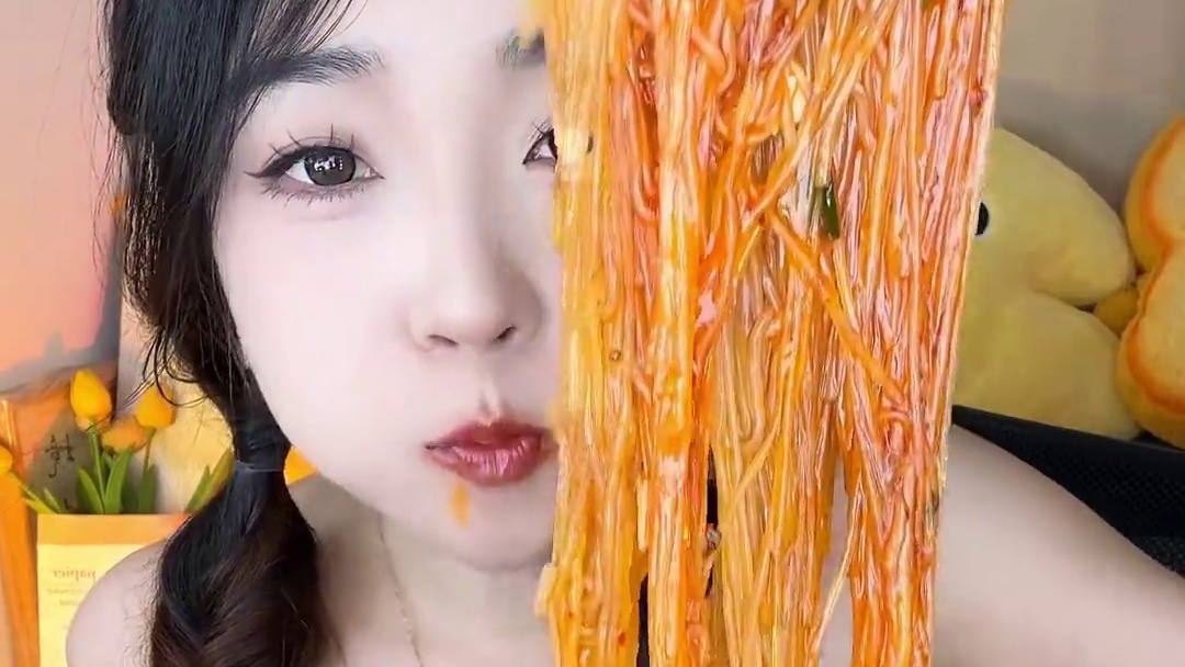 嗦粉！嗦白象酸辣粉！真过瘾！不愧是国货之光！#白象酸辣粉 #嗦粉 #太香啦