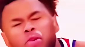 这后卫防守堪称联盟最囧，瞬间呆住