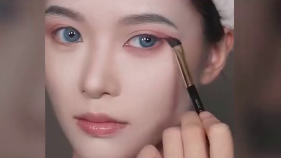 心甘情愿被“辣眼睛”，Apirl的草莓的冰淇淋辣妹妆甜到心里