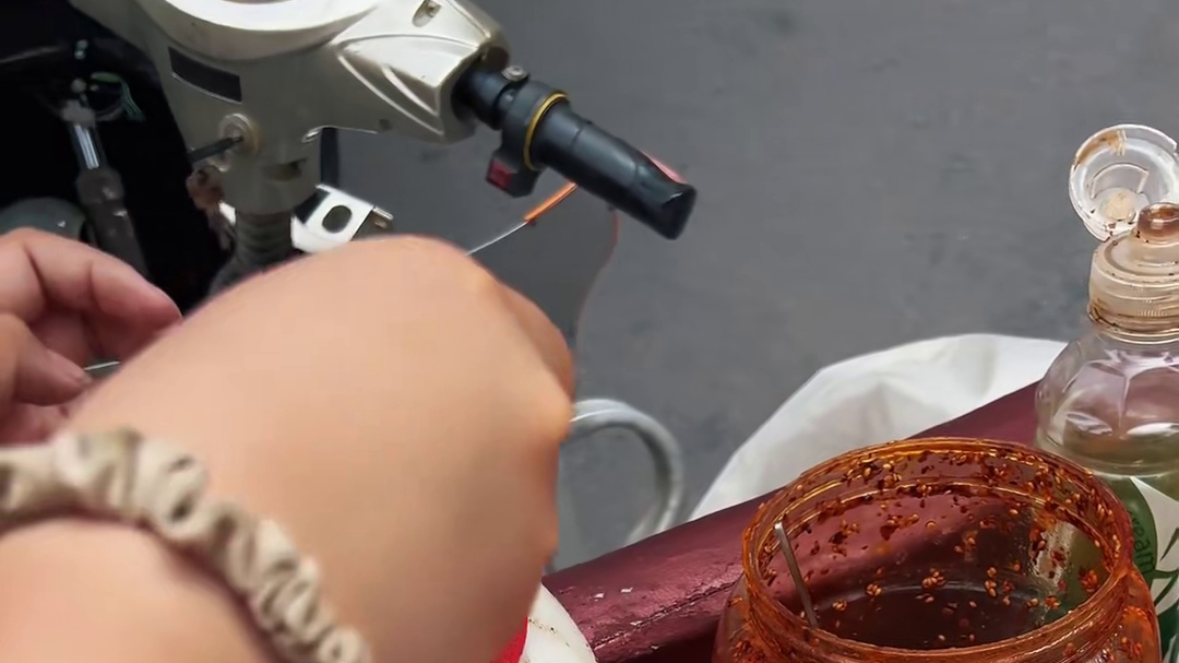 街边偶遇一家刮刮凉粉，八块钱一大份，你们喜欢吃凉粉嘛？