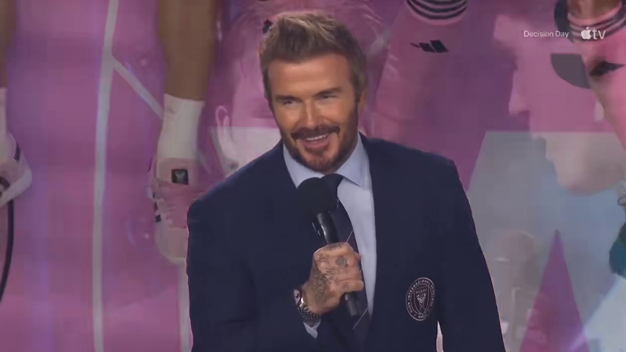 足球场上最帅的男人大卫·贝克汉姆 他不仅是用一脚圆月弯刀射门引爆世界的一代球王，也是脸比脚值钱的足坛