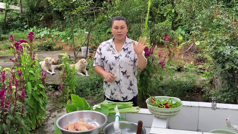 今天炖一锅又香又辣的猪脚吃过瘾 #美食 #农村生活