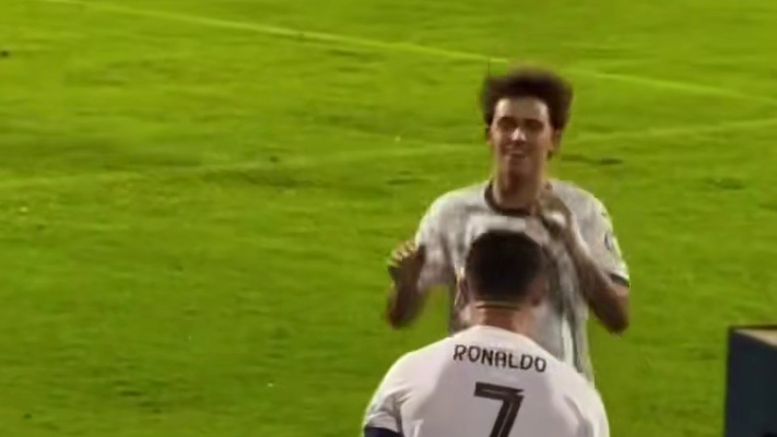 你没有看过小小罗和金边罗踢球吗？ 这就是！！！