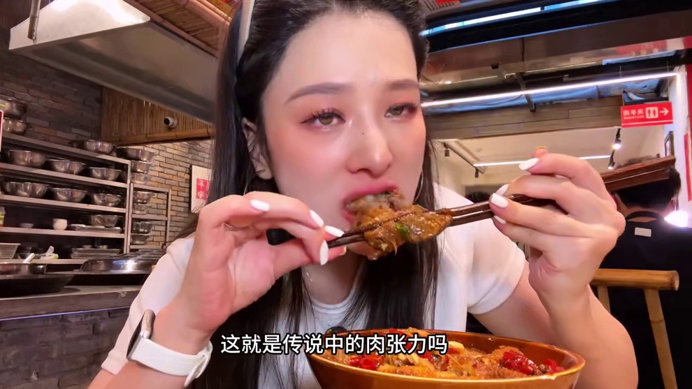 在成都吃到纯的不能再纯手工的一家火锅店！连香油都是自己榨的！ 走进去像吃农村坝坝宴，一连排大土灶，关