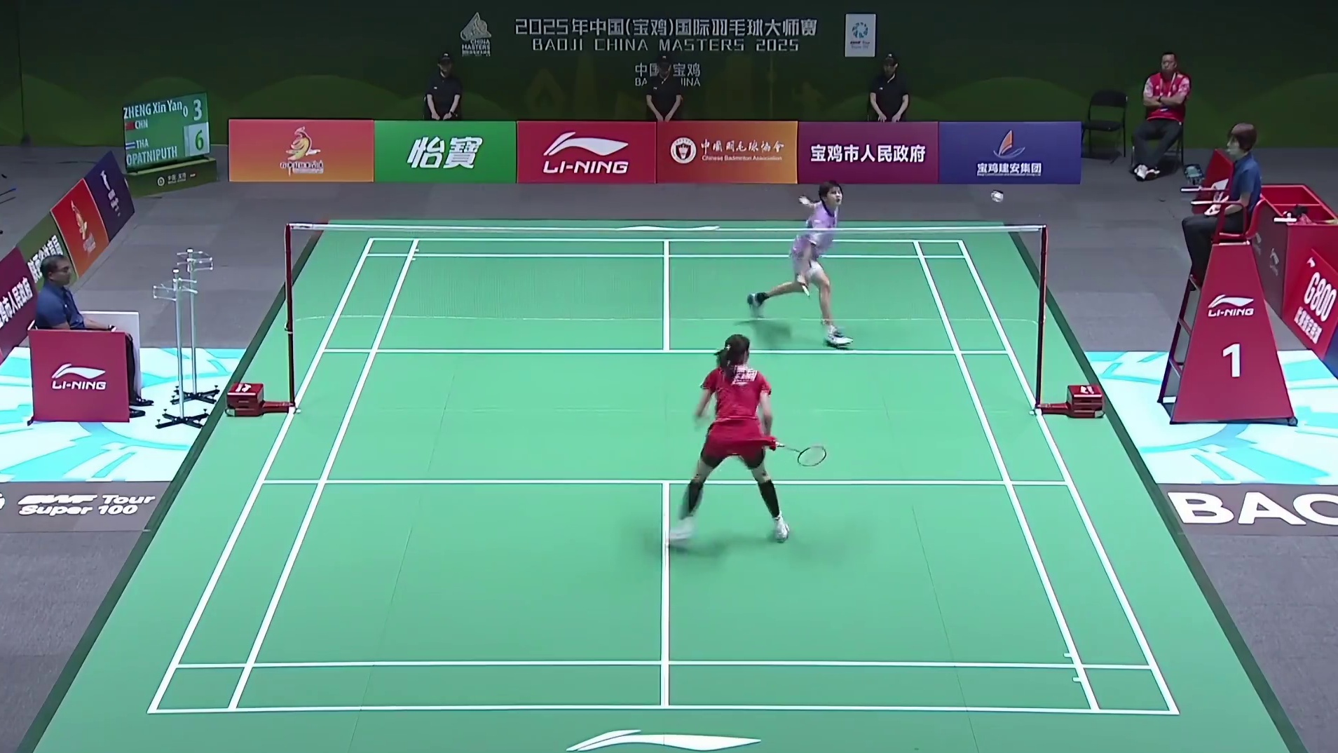 2025中国宝鸡羽毛球大师赛，郑欣妍在落后的情况下顽强调整，连得4分以21-18扳回一局