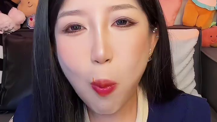 不能吃辣的姐妹不拍哈！就是辣！吃曹氏鸭脖不就为了这口方便面嘛！贼吸汁很入味！很还原店里的味道~一样一