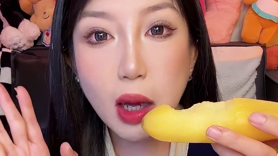 雪莲果有丰富的营养价值 很清甜脆口 特点就是水分大 真的是在嘴里爆汁的感觉！爱吃甜一点水果的姐妹不拍