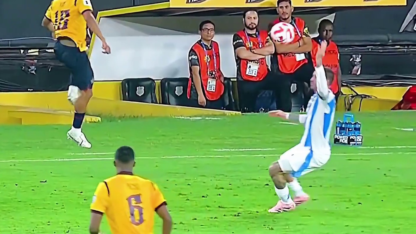 太着急了，德保罗用手拦住对手的传球#足球的魅力#dou来足球季 #德保罗 #阿根廷队