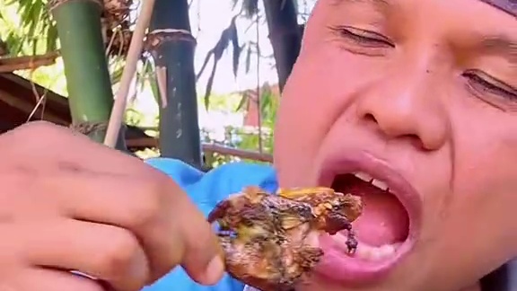 酸辣木瓜丝新鲜大蜗牛碳烤大田鼠 #美食 #户外美食 #泰国美食 #内容启发搜索