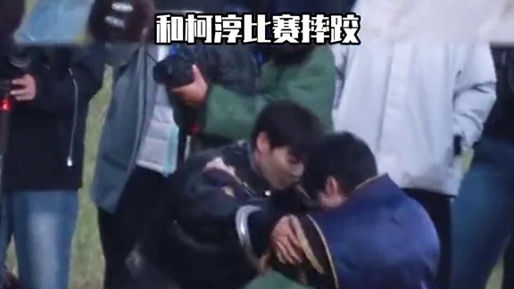 #邵子恒骑车摔跤还有endingpose   邵子恒到了草原，仿佛解锁了 “抽象玩法” 新副本，迫不