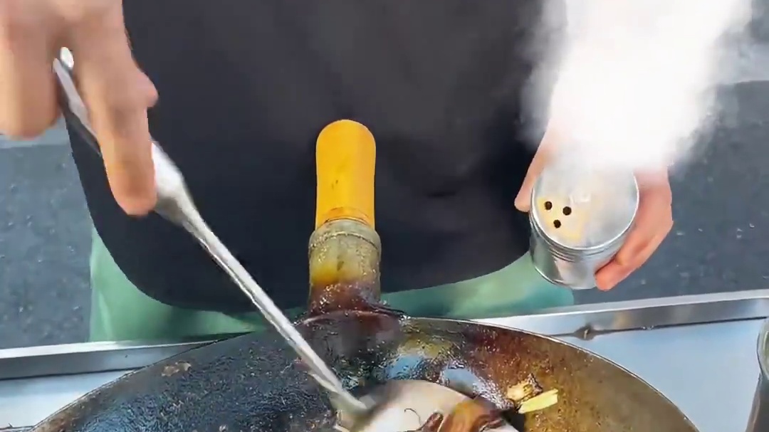 街边偶遇一家炸蚂蚱，二十块钱一份，你们吃过炸蚂蚱没？