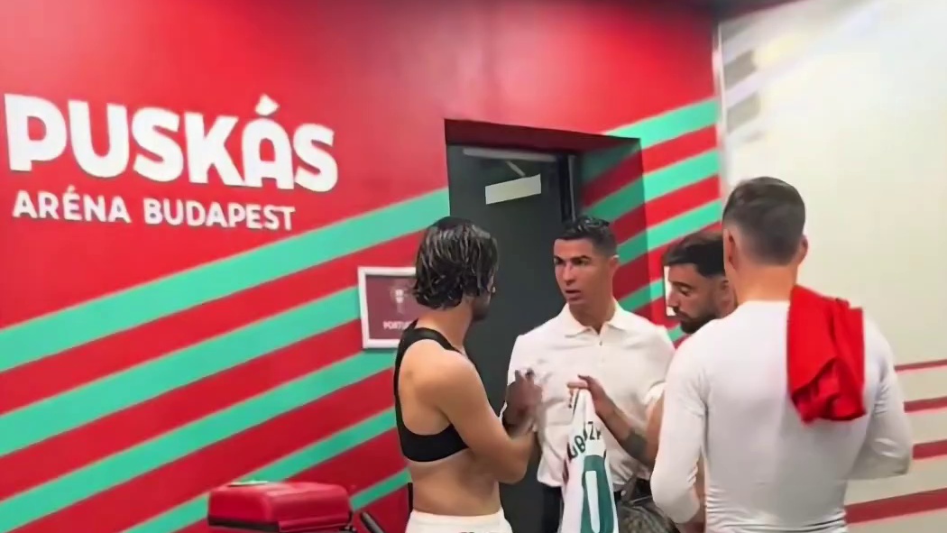 追星成功！索博斯洛伊将自己的球衣送给了偶像C罗