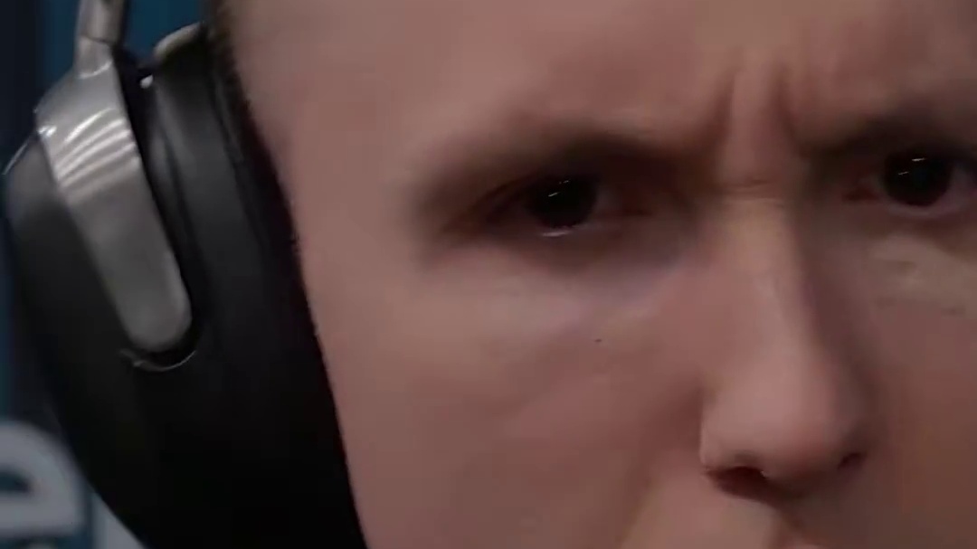 当ropz赛前猛练枪时，ZywOo搁那偷偷玩点别的！ropz估计后悔来小蜜蜂了~#cs2 #ropz