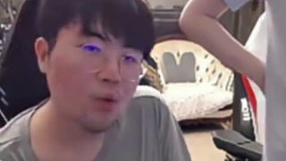 劉劉汪主動向姿態(tài)申請上飛機，姿態(tài)坐一旁看劉劉汪表演，直接當(dāng)場笑悶了#zz1tai姿態(tài)
