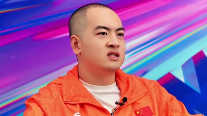 当问起DFYG的Loong成为职业的梦想是什么，他早已不满足于中国赛区的荣耀，他的目标是身披国旗，将