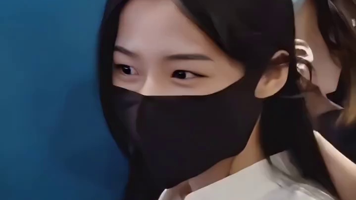 卢昱晓走机场，一个路人男的突然伸手敲了她头一下子