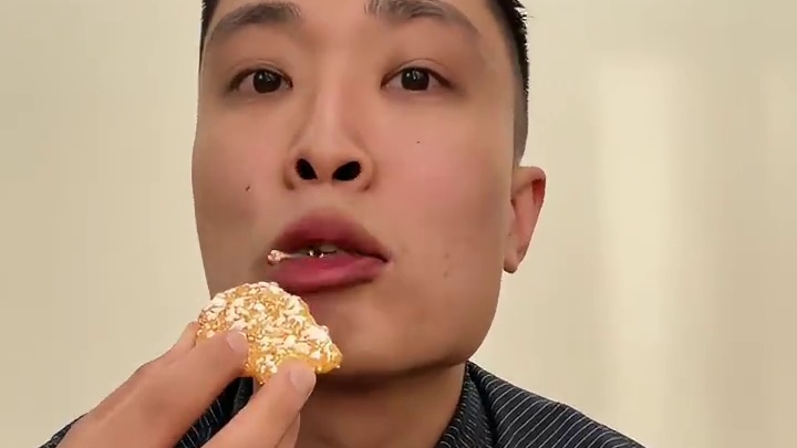 这个新出的泰式甜辣味厚雪烧，甜辣酥脆好好吃#零食推荐 #旺旺 #好吃不贵