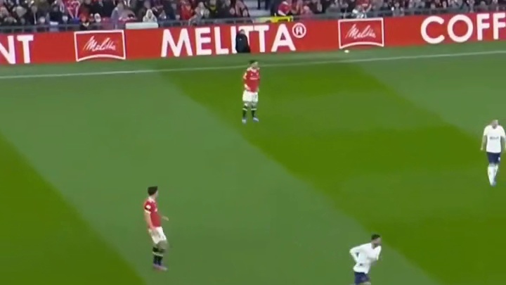 停球，这脚世界波简直了，一般人踢不出来。