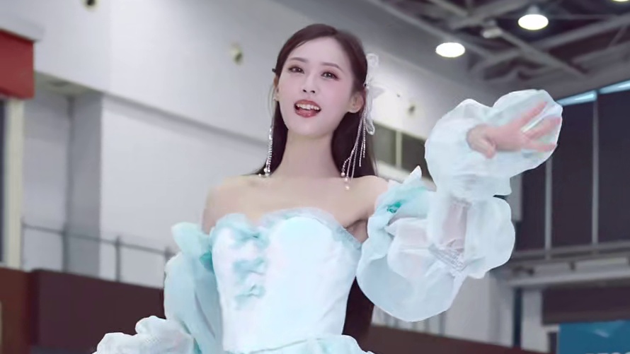 巨人网络展台的showgirl