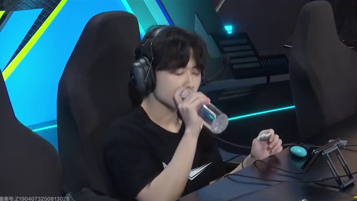 【全国公开赛S7第三日】个人竞速8进4第四场第一轮
沃克 vs 小孩
第一局：沁园春 沃克L-清惊艳