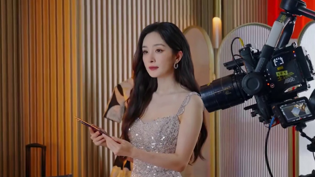 杨幂三折叠拍摄现场来啦，比这一秒更美的是下一秒的杨幂!