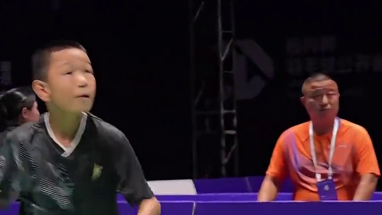 这庆祝动作有点丹味 晋城林丹杯青少年C组男单第一名路一鸣#晋城林丹杯 #林丹杯羽毛球公开赛 #羽毛球