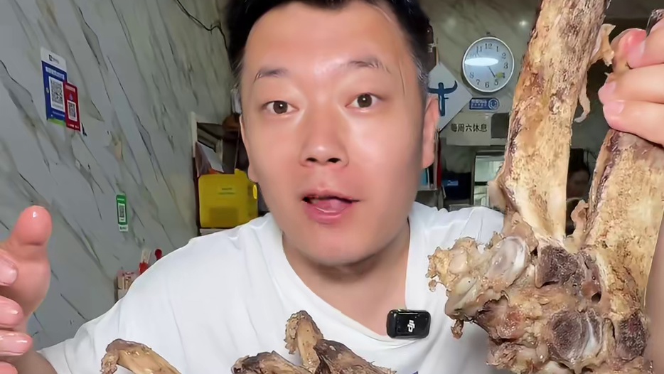 挑战一头牛大骨头直接给老板吃惊呆了 #美食 #大口吃肉的感觉真好 #太好吃了 #分享家乡美食 #太香