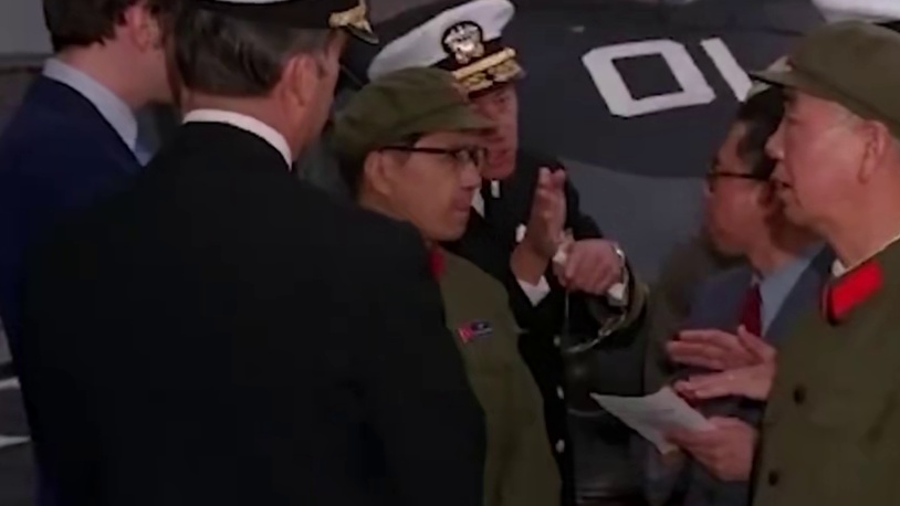 外宾驻足观看直9F，莫名想到刘华清将军