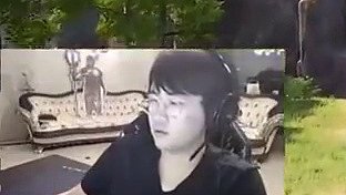 姿態(tài)玩幻獸帕魯給一旁的劉劉汪看的巨想要