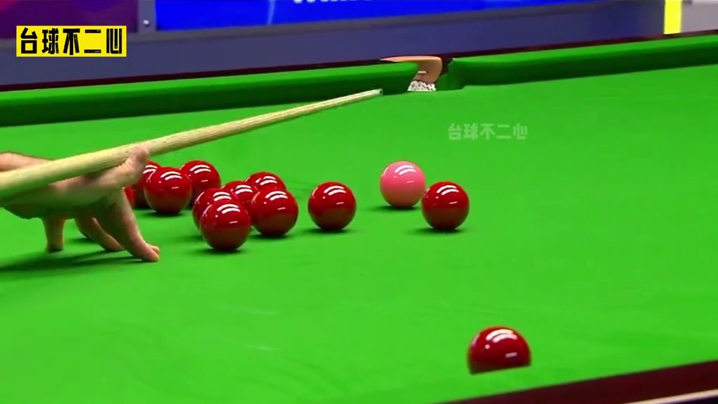 爆杆甩狙！奥沙利文打球太疯狂，随手就来的杆法，小伙喝了6局水