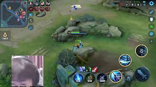 狂魔哥一怒之下開團(tuán)張大仙，卻被管哥立馬拿下。張大仙用無辜的眼神表示回應(yīng)