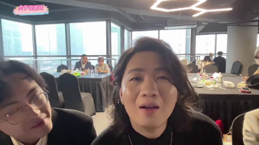 德华上台发表感言，引得观众哄堂大笑