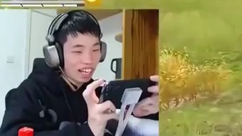 鲨鱼偶遇粉丝让鸡，平底锅竟然抢戏？属实被这波两级反转笑麻了